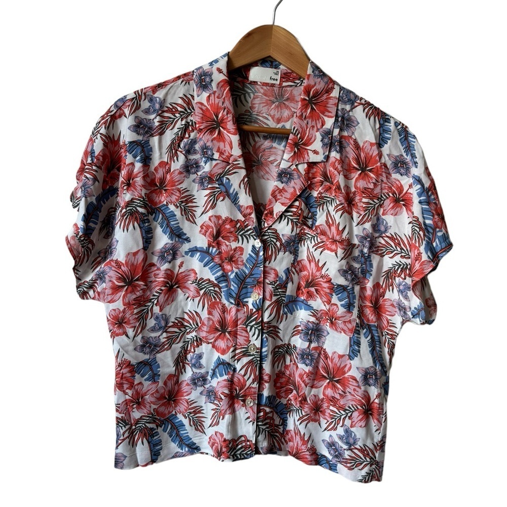 Wilfred Free Aritzia Collared Hibiscus Floral Button Size XS 
Cropped Boxy Fit